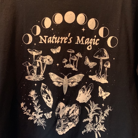 Hot Topic crop T. Natures Magic size M. EUC - Picture 2 of 5